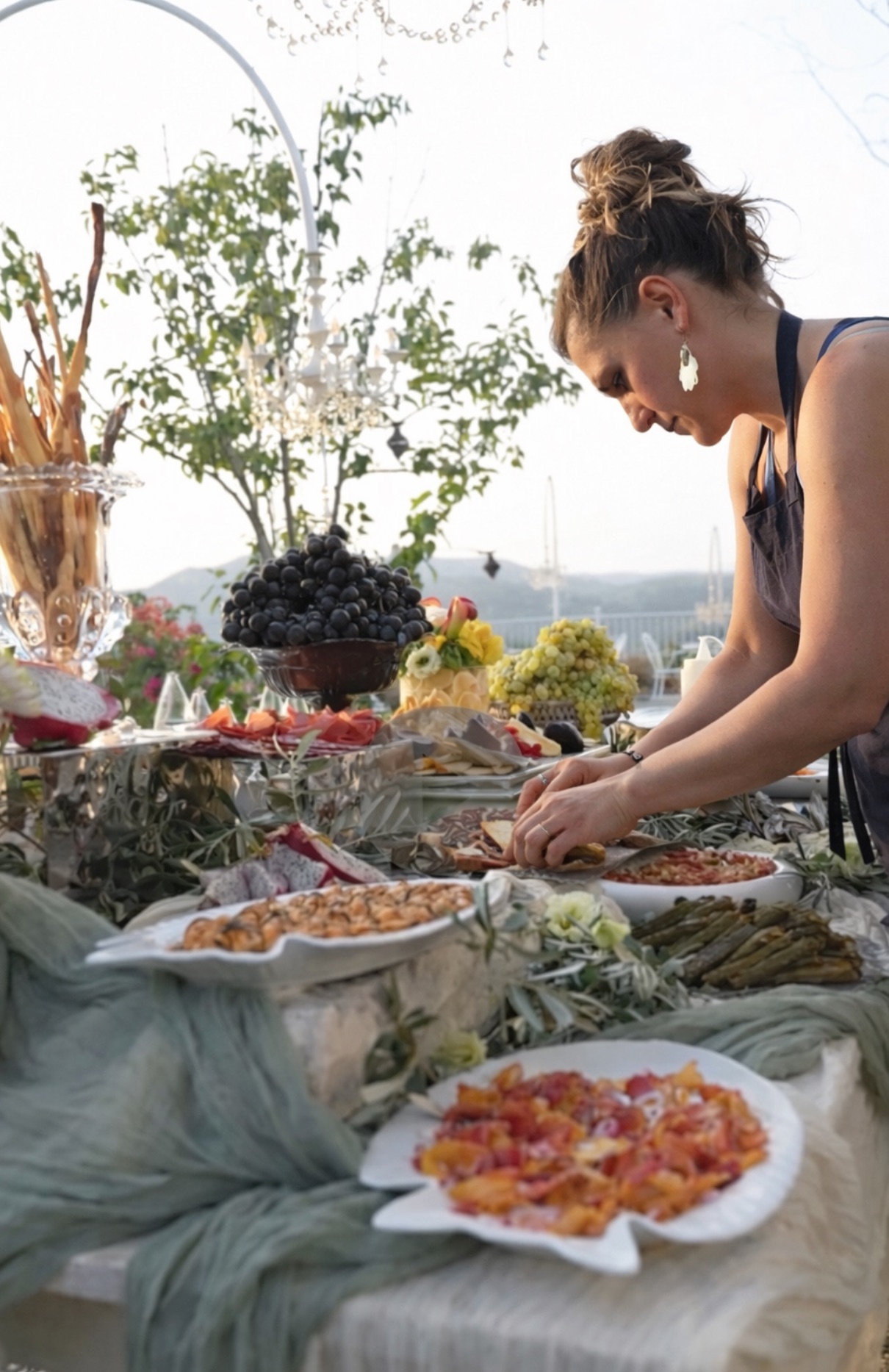 Chef’s Atolye’de mevsim yemekleriyle paylaşılmış uzun masa
