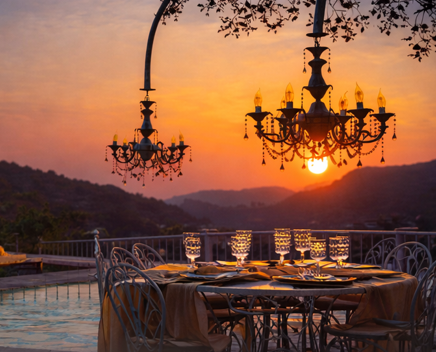 Ein kerzenbeleuchtetes Abendessen bei Sonnenuntergang auf der Terrasse bei Chef’s Atolye